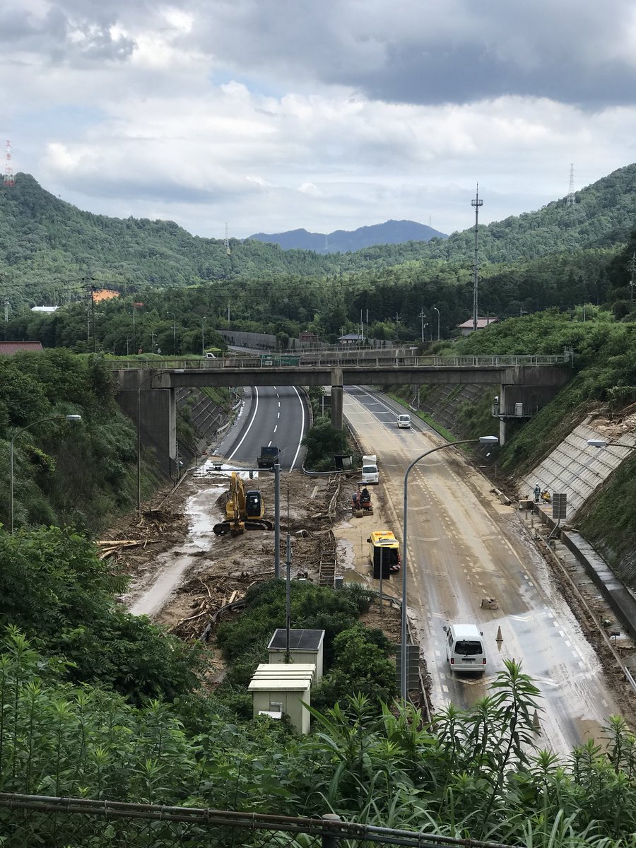 SaltRacing's tweet photo. 7月9日の #山陽道 
.
.
.
.
#高速#高速道路#高屋#小谷#志和トンネル#道路#豪雨#自然#災害#土砂崩れ#通行止め#土木#工事#渋滞#画像#写真#広島#事故#広島#交通情報#カメラ#highway#disaster#car#crash#accident#camera https://t.co/AdB0xgTn27