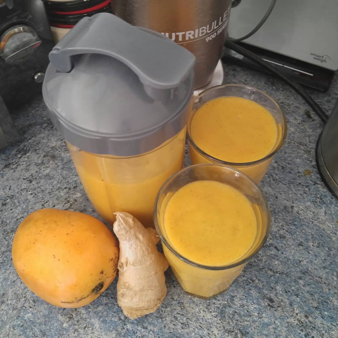 BUIPauline1's tweet photo. 🇫🇷 #recette de #smoothie du jour ➡ Dans le grand bol du #Nutribullet : 1/2 mangue, 1 poire, 1 pêche au sirop, un petit fond (1 cm) de sirop, 4 cuillères à soupe de jus de citron et 1 de graines de chia, de l'eau et des glaçons pour encore plus de fraîcheur 😎✌💧❄ #eatclean https://t.co/hdLdEWx6d7