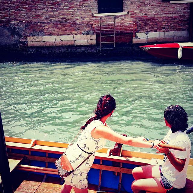IamTravelearner's tweet photo. #italie #venise #gondole #naviguer #cheveuxrouge #vacances #soleil #beautemps #chaleur #enamoureux #apprentissage #amusant #mer #redhead #sun #boat https://t.co/dHCFnVXpd4 https://t.co/2zhQrFFMOA