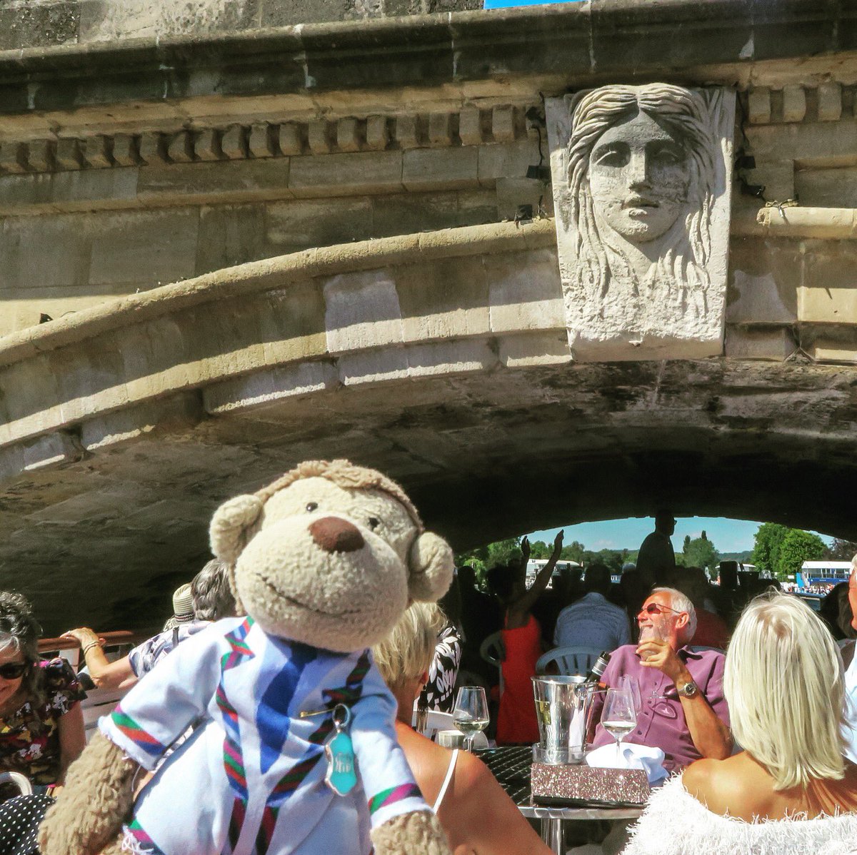 Hello <a href="/BridgeHenley/">HenleyBridge</a> ... Hello Isis (keystone on south side of bridge). #henleybridge