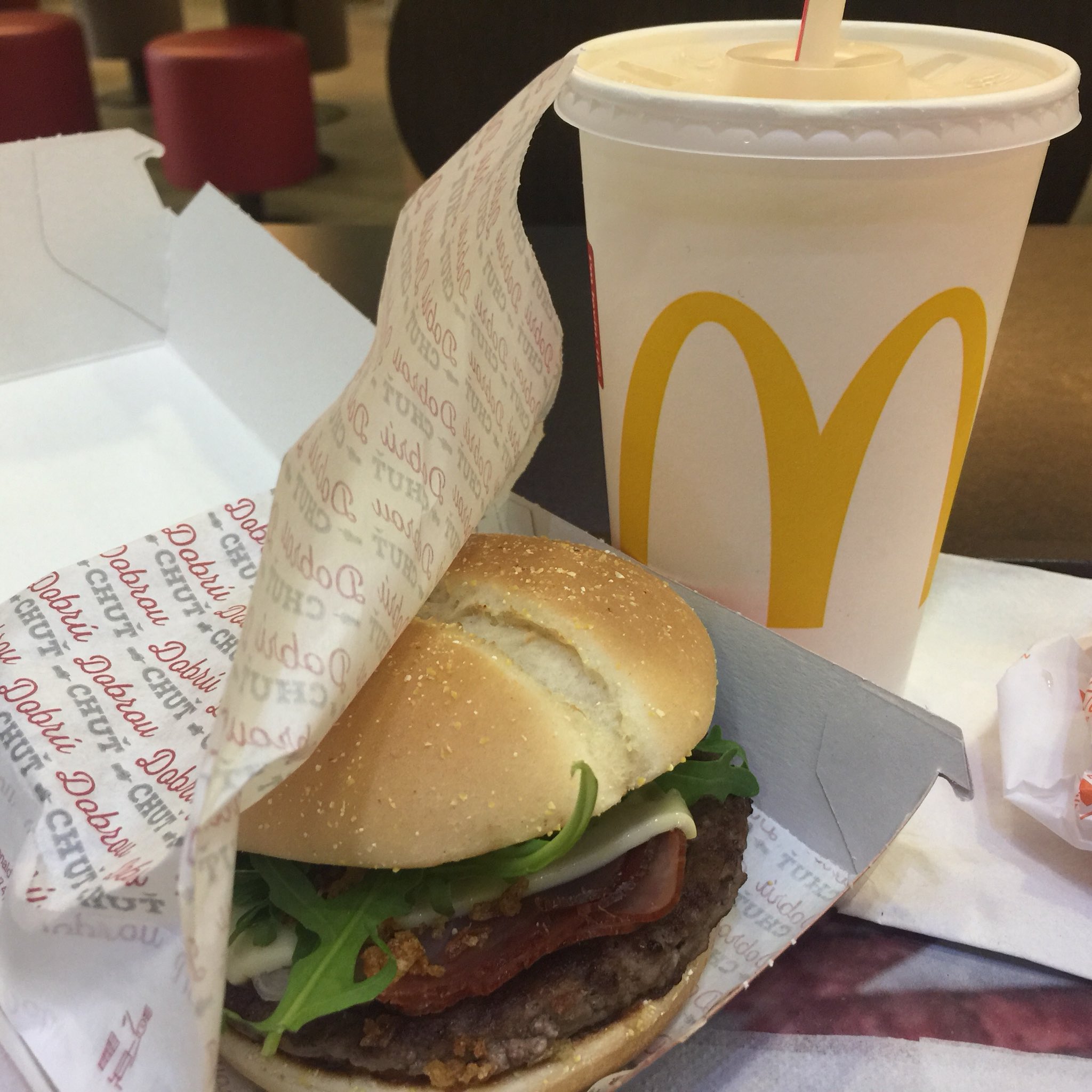 Одиозный макроблогер on Twitter: "Сезонный бургер в словацких Маках ...