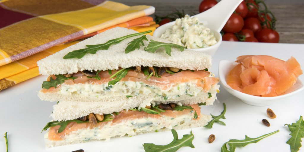 EscapingFamily's tweet photo. #Tramezzini ein #Snack #preiswert &amp; #populärer in #Italien. #Einfach zwei Scheiben #Weißbrot entrinden &amp; belegt, zusammenklappen &amp; diagonal halbieren. #Lecker! Tramezzini mit #Räucherlachs eignen sich perfekt für #Picknick oder als #Pausenbrot. 
#Rezept: https://t.co/iunWALaR69 https://t.co/0SsIVPoasS