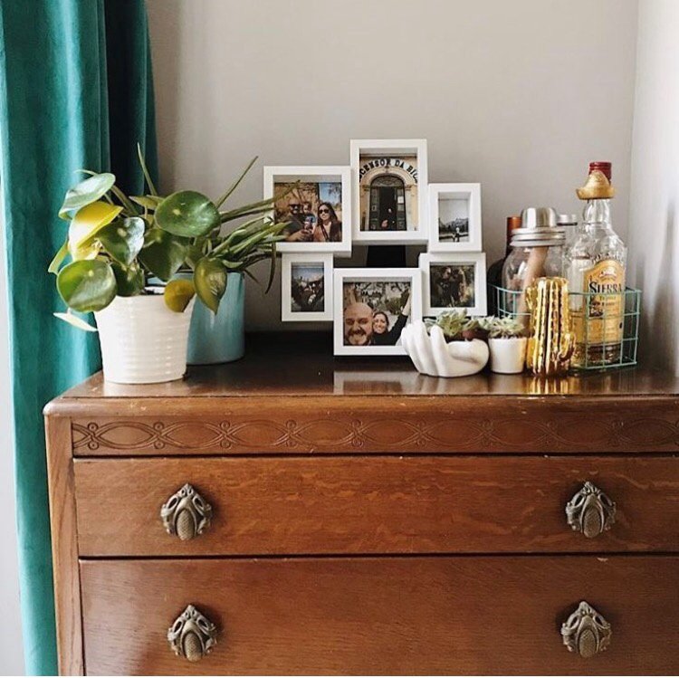 It's gorgeous corners of a home like these that brighten up our Mondays. All it takes is some well loved furniture, house plants, and FreePrints 🌱🌵💌