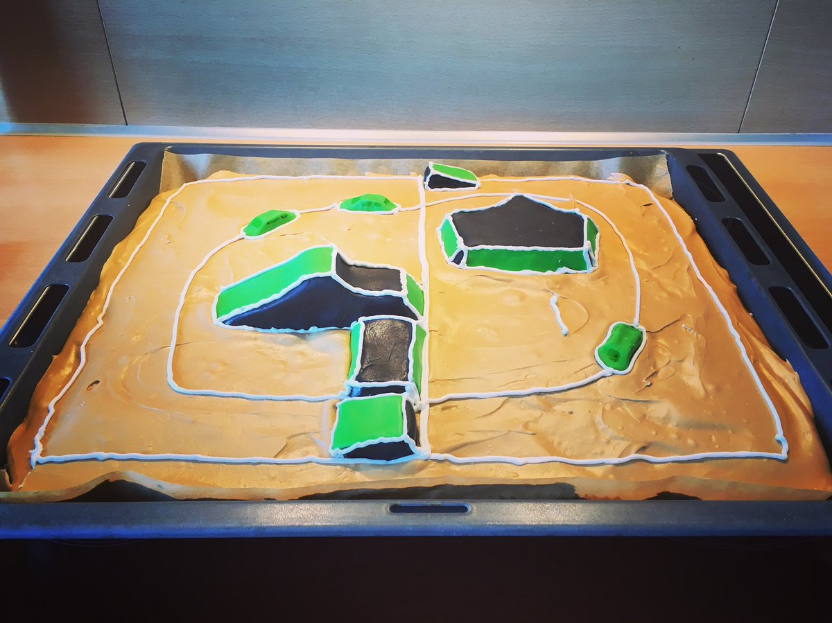 tigermaus8's tweet photo. Heute feiert das #Quäppchen seinen #Geburtstag im #Kindergarten. Dafür habe ich ihm natürlich auch einen #Kuchen gebacken: Eine #MonsterJamArena! 🏁
#geburtstagskuchen #cakedecorating #kuchendeko #monsterjam #monsterjamlove #monsterjamfans https://t.co/Qko6chM4KE