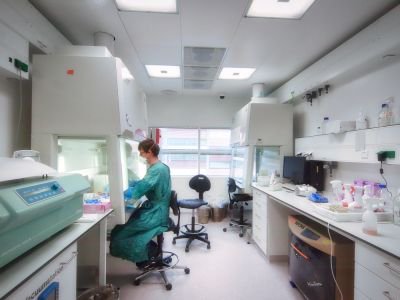 amsterdamumc's tweet photo. Nieuw lab voor onderzoek naar gevaarlijke infectieziekte #tuberculose: https://t.co/Goe4Mo0Eec @AMC_NL @VUamsterdam https://t.co/5JJr4V07kX