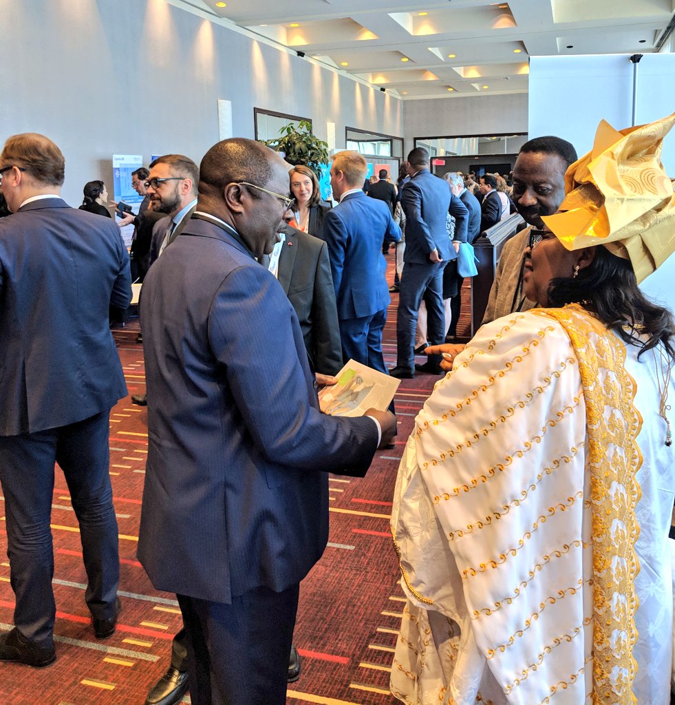 edithbrou's tweet photo. Quand les parlementaires francophones prennent leur pause après la brillante intervention de l'humoriste et biologiste Boucar Diouf. #44APF #NumeriqueAPF https://t.co/NkQm5Lbq96
