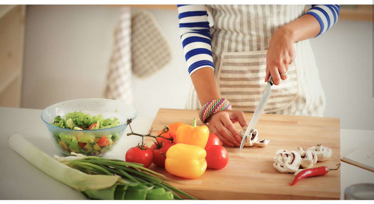 BeyondHealth's tweet image. Instead of buying food from a restaurant, it is better to cook at home. This helps save a lot of money. The other problem with dishes bought from a restaurant is that it is difficult to determine what goes into the food. Meals cooked at home can be easily controlled. #CookMore