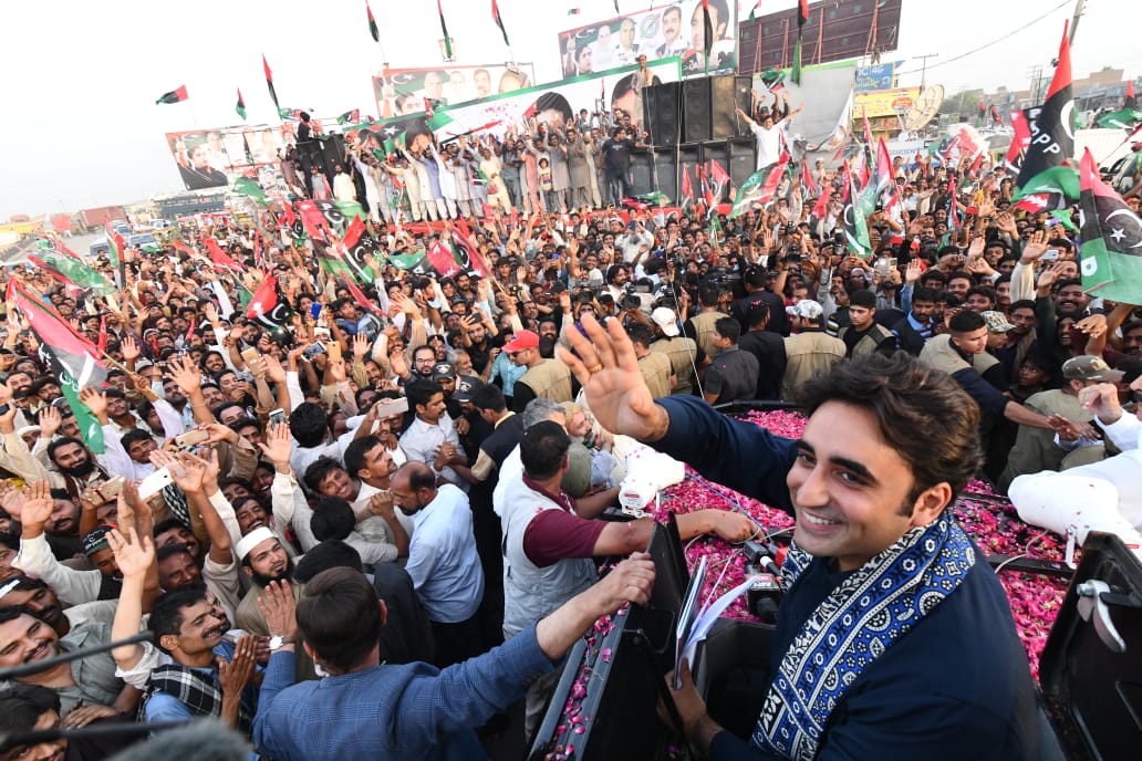 PYO_KP's tweet photo. Once again #Bhutto on the land of five rivers. A big slap on the face of those who say #PPP is no more in Punjab.
#MultanMeinTeerChalayga
Chairman #PPP @BBhuttoZardari  at Bahawalpur bypass chowk Multan. https://t.co/RB7MmJJaM6