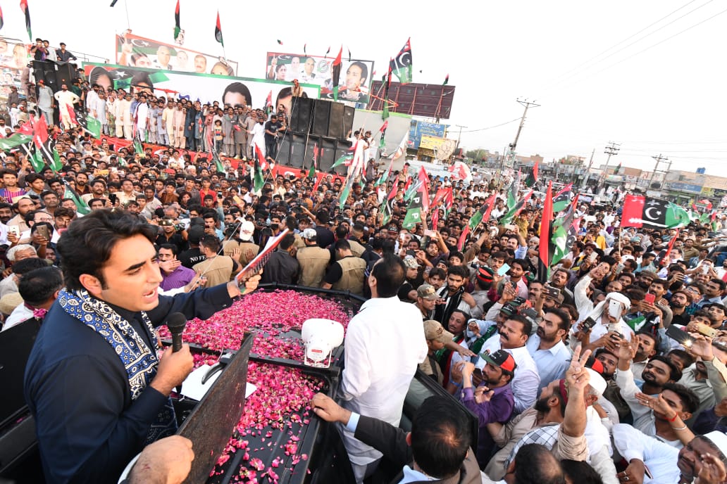 PYO_KP's tweet photo. Once again #Bhutto on the land of five rivers. A big slap on the face of those who say #PPP is no more in Punjab.
#MultanMeinTeerChalayga
Chairman #PPP @BBhuttoZardari  at Bahawalpur bypass chowk Multan. https://t.co/RB7MmJJaM6
