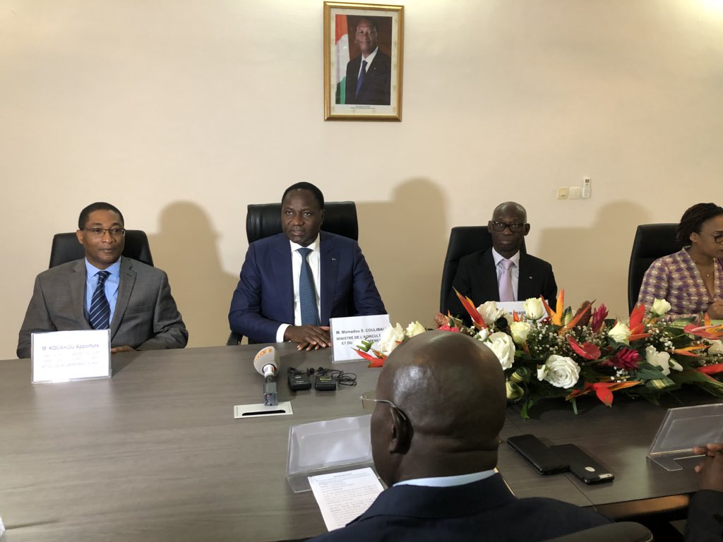 sangafowa_SMC's tweet photo. Le Ministre de l’agriculture et du développement rural en visite dans les locaux de l’agence du Foncier Rural #AFOR @Gouvci @PPGouvCI #team225 #civ225 https://t.co/qX1hVSoeat