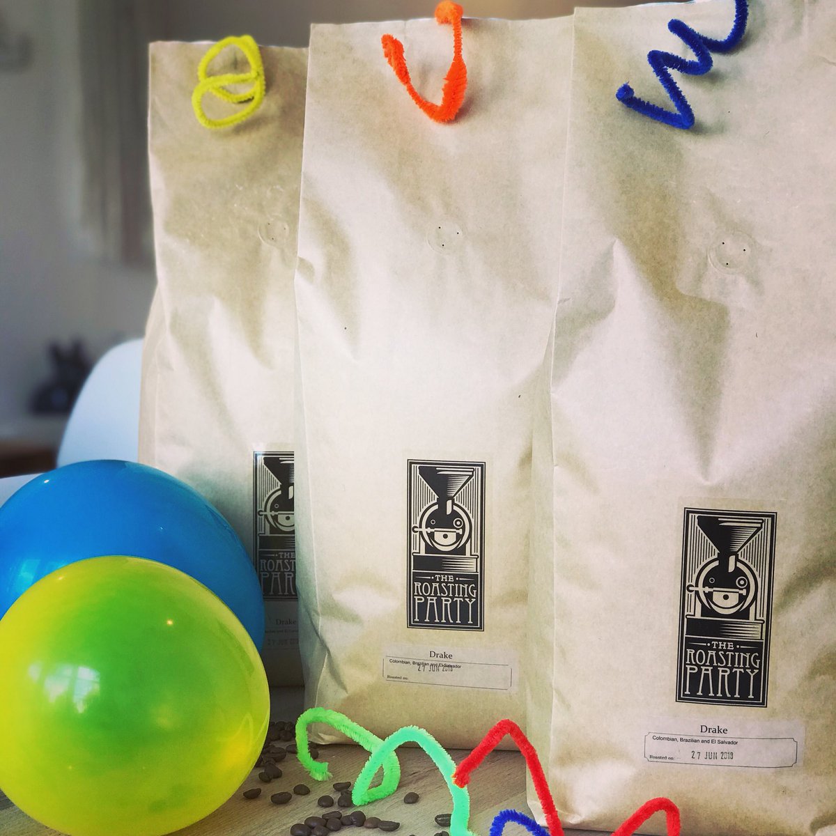 The party started ! 🕺🏻💃🏻Come and try our coffee from Colombia, Brazil  and El Salvador roasted in Winchester marvelous guys @theroastingparty  everyone is invited to enjoy this party! thank you The roasting party for trusting us and wanting to bring your incredible coffee.