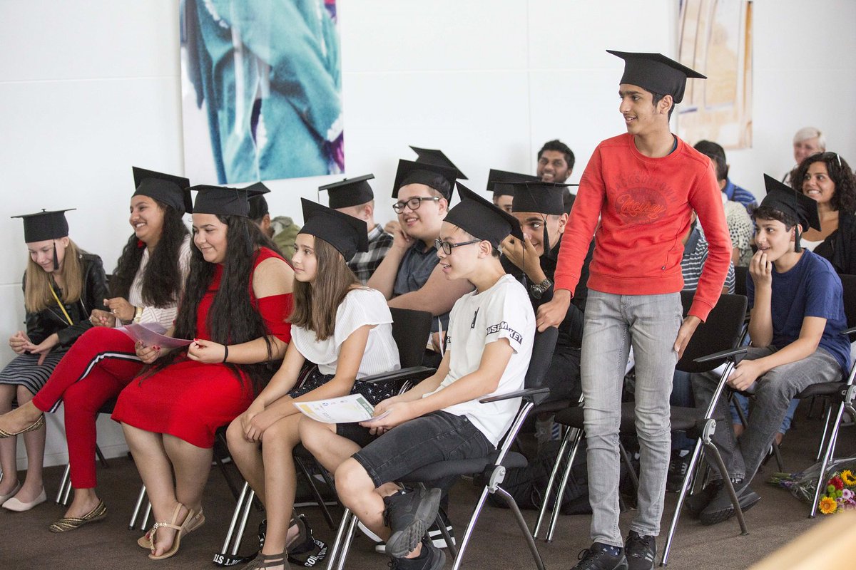 Wethouder @Sbruines reikte vandaag de certificaten uit aan de leerlingen van Haagse #Kopklas. Zij hebben een jaar lang intensief #taalonderwijs gevolgd en gaan nu met een advies dat recht doet aan hun prestatieniveau naar het voortgezet onderwijs.