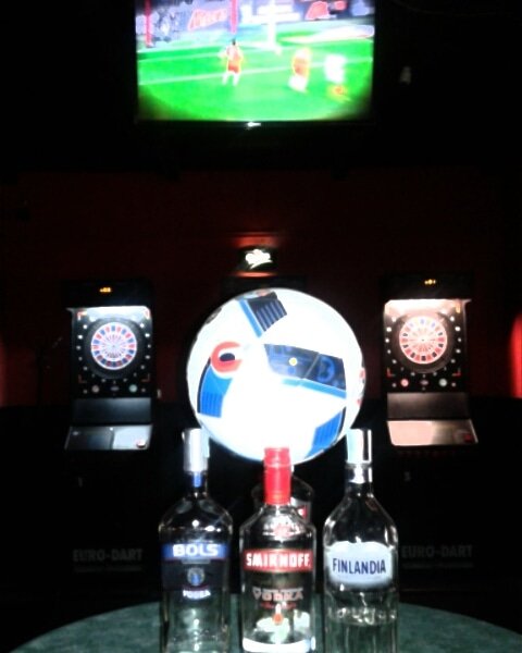 BlackPool1093's tweet photo. V4 csúcs: VB! Vodka! Vajon mi lesz? Várunk Benneteket!
#bp #budapest #ilovebudapest #biliárd #biliard #darts #blackpool #kocsma #night #nightlife #party #play #pool #follow #followme #FifaWorldCup2018 #Russia2018 #futball #football #foci #focivb #futballvilagbajnoksag https://t.co/OFN8q87t9J