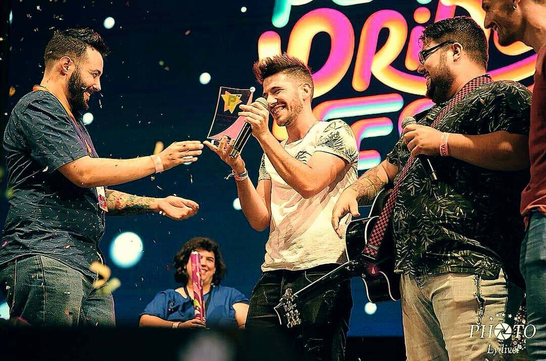 FansDiVans's tweet photo. Y los chicos de @DiVansOficial, no sólo actuaron en la Puerta del Sol, sino que también recibieron el premio #NuevosTalentos2018 de @PeopleFm_Spain 🙌🏻🔝🎶 https://t.co/bkZbx28LEE https://t.co/rKQkYfpedq
