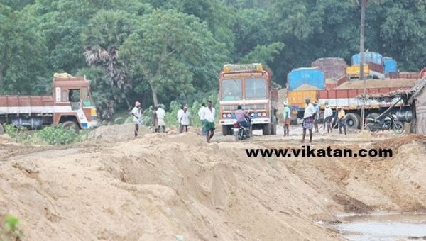 JuniorVikatan's tweet image. 'மணல் கடத்தினால் பெர்மிட்டை ரத்துசெய்யலாம்!' - லாரி உரிமையாளர்கள் சம்மேளனத் தலைவர் தகவல் | TamilNadu | #SandTheft | bit.ly/2N16YBS