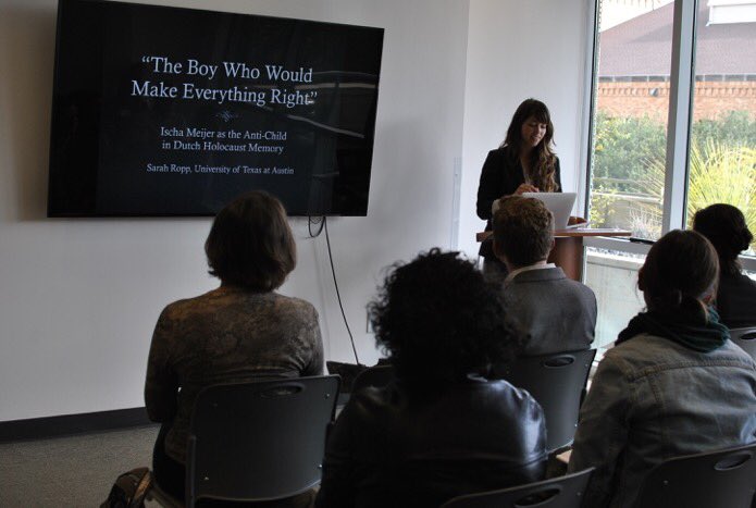 Gracls2's tweet image. Sarah Ropp and Alex Thomas presenting at GRACLS 2017 @LiberalArtsUT #complit #gradconference #UTAustin