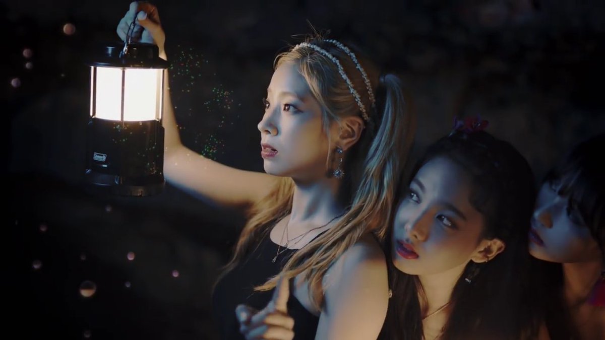 твайс наен песня. наен твайс в варежках. мина твайс 2020 cry for me. твайс участницы 2021. наен твайс в золотом.