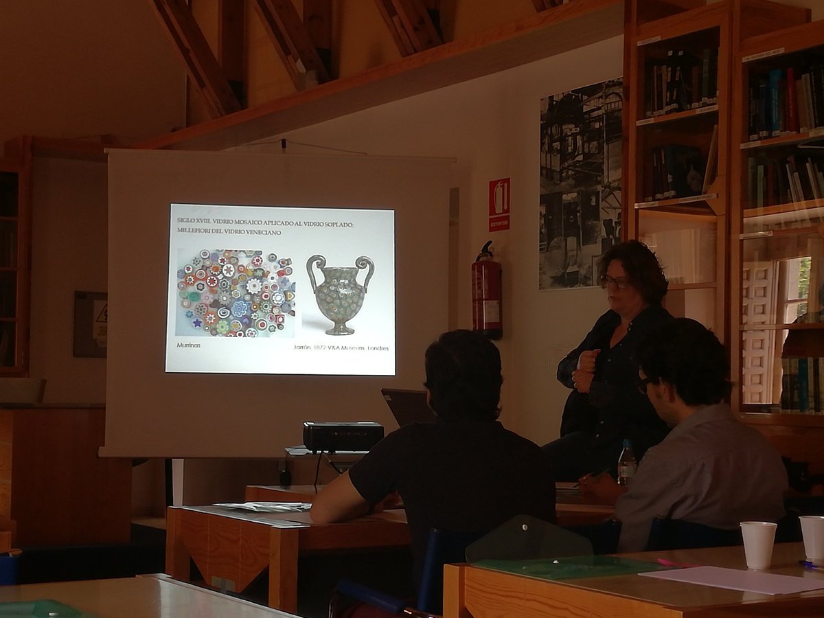 HacktheglassW's tweet photo. Técnicas de murrinas con soplado. Tercera ponencia. El vidrio: procesos y técnicas de fabricación. Ma Concepción Juárez. @realfacristales https://t.co/lgwZMX1rcL