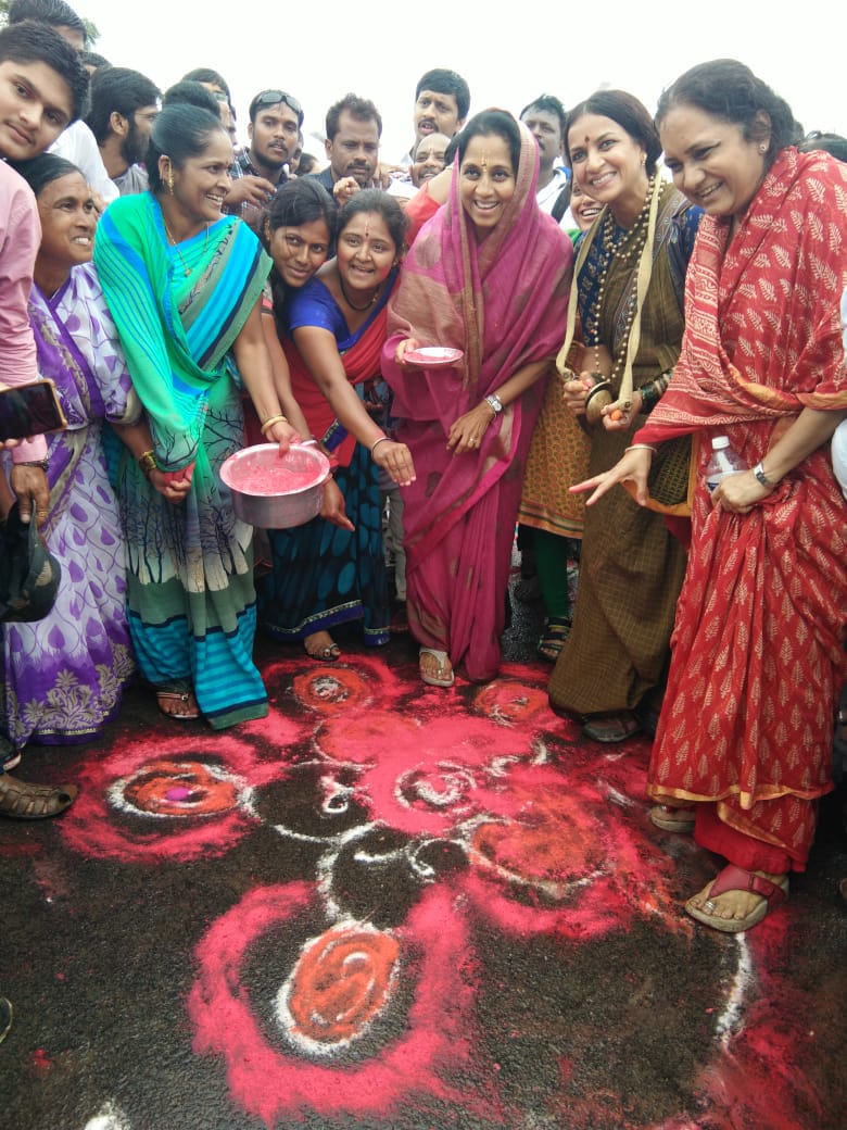supriya_sule's tweet photo. विठ्ठलाच्या ओढीने पंढरपूराकडे निघालेल्या वारकऱ्यांच्या मेळ्यात दिवेघाटात सहभागी झाले. शतकांपासून वारकरी या मार्गावरुन पंढरीकडे मार्गस्थ होतात.राज्याच्या कानाकोपऱ्यातून येणारे वारकरी,टाळ मृदुंगाच्या घोषात विठूरायाच्या नामस्मरणात तल्लीन होतात तेंव्हा अवघा रंग एक झाला हा अ��ुभव येतो. https://t.co/56jINck282