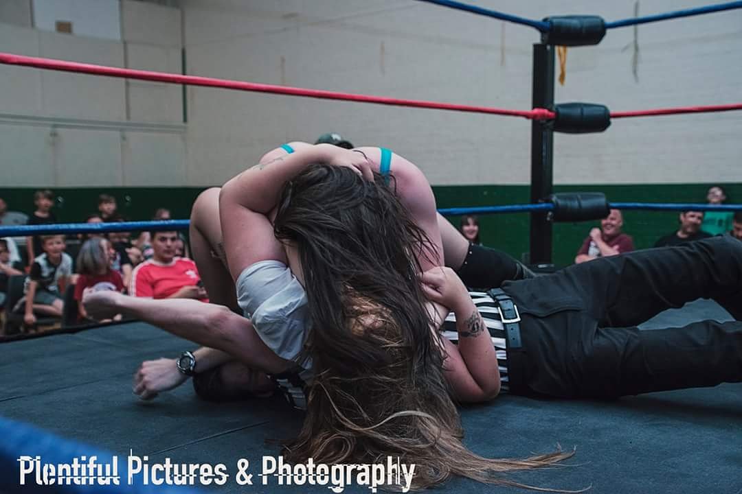 JGreenwoodRef's tweet image. When I began my career as a referee, I don't think I ever expected to end up in a situation like this. #SquashedZebra
📸 @plentifulpicz86 @ @WRSTLEIsland 
#Referee #RefClub #WomensWrestling #Wrestling #WrestleIsland #BritWres #LucySky #NatalieWild @LucySky_x  @OhDarnItsNat91