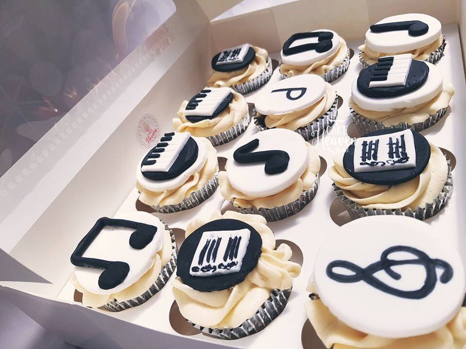 How about putting a jazzy spring in your step with some Musically inspired red velvet cupcakes. What musical instruments can YOU play??  #Musicians #Music 🎼🎶🎻🎸🎷