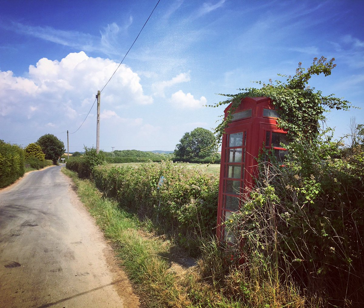 JeffOvers's tweet image. 20th Century smartphone - rare sighting of an original #iPhone #mobliephone #smartphone #eastsussex #southdowns #streetphotography #bt #phone #photography #landscapephotography #British #technology #communication