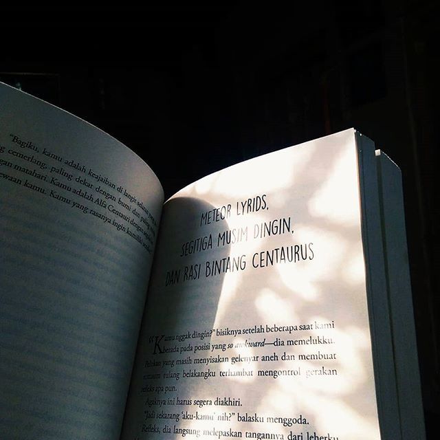 elexmedia's tweet photo. #BookTestimony #JarakAntarBintang from @vidiaaann - .
Di atas lautan bintang, di bawah lautan samudera yang berdebur, aku dan dia hanyalah sekelumit bintang jatuh yang melintas langit malam. Eksistensiku untuknya bagai secarik supernova yang menerangi l… https://t.co/C5qYxGJohW https://t.co/GWWUbb5ksC