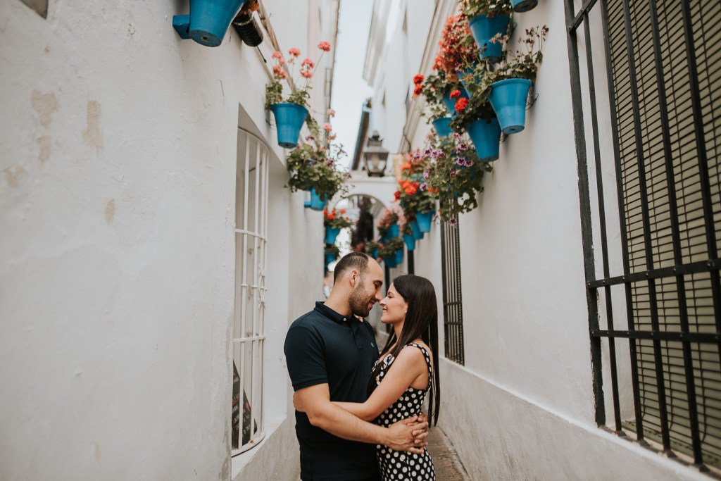 No os perdáis este reportaje de Raquel y Víctor en Córdoba antes de su boda. ellasevistedeblanco.com/2018/07/09/la-…