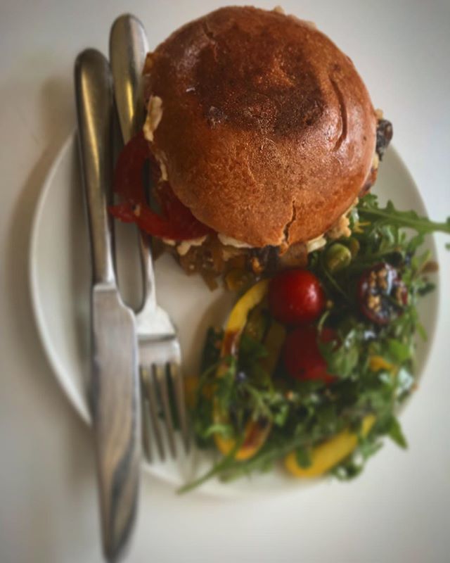 Who gives a Fork about Monday’s?!? We do! Let us fill you up with our Bakon Cheeze Burger, have in with our chefs fave side salad...mmmmm
-
-
-
-
#vegansofldn #camden #vegancamden #kentishtown #vegankentishtown #veganburger #kingburger #mondaymotivation … ift.tt/2KFdKAm