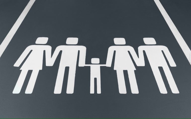 albertommoral's tweet photo. La agencia Ogilvy London ha creado para Volvo un nuevo sistema de señalización para las plazas de parking familiares. Estos nuevos iconos pretenden reflejar la gran diversidad de familias que hay en el país.

#desighthinking #Branding #streetmarketing #guerrillamarketing https://t.co/PJbGzcZERN