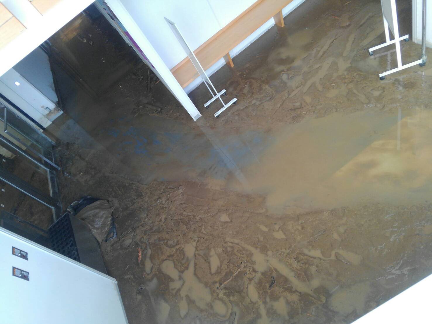 セイブ ザ ヒロシマ ｓｔｈ Na Twitteru Sth 坂町 活動報告 7月9日 こちらは避難所にもなっている広島県安芸郡坂町 あきぐんさかちょう のサンスターホール 避難所ですらこのような状態です 政府の災害対策本部の設置が遅い中 皆様が苦労をされてい