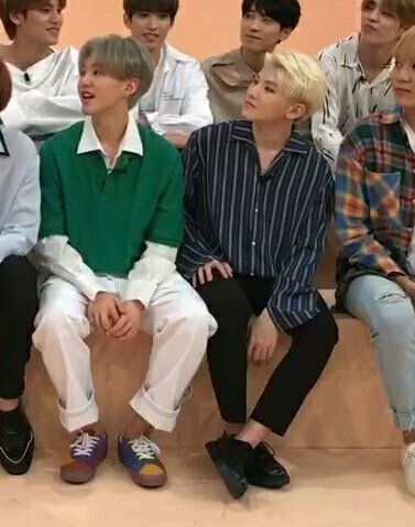 There's a gap between jihoon and seungkwan but jihoon doesn't left any space with soonyoung their butt stuck together 