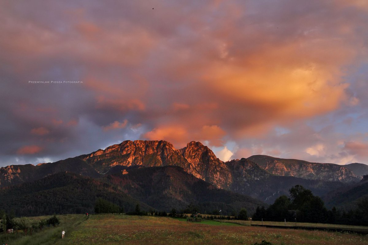 MeteoprognozaPL's tweet photo. Wczoraj Giewont wyglądał niczym wulkan po wybuchu 😱 Autor 
Przemysław Piegza -  Fotografia #Tatry https://t.co/sLgivX5IRo