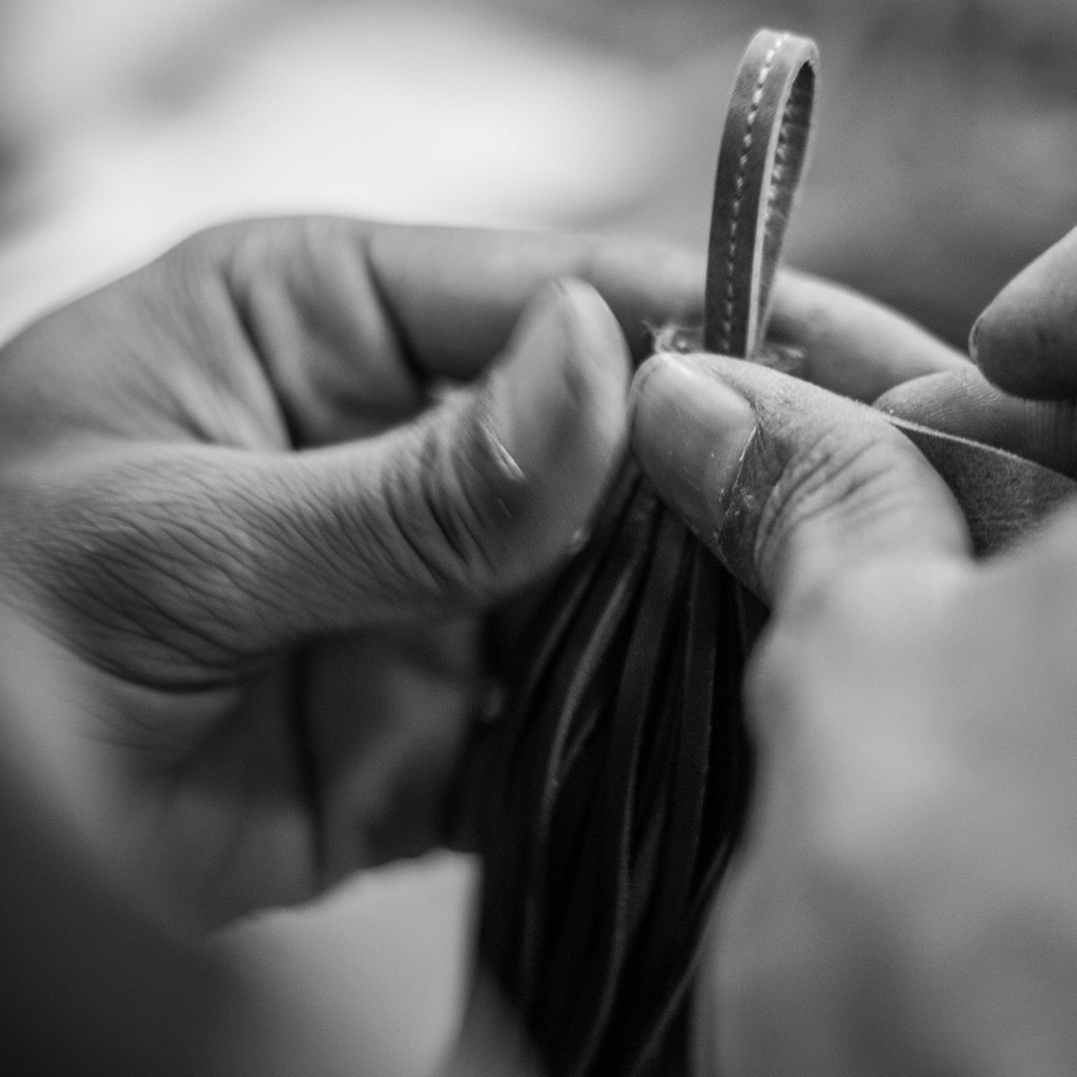 daily_objects's tweet image. A glimpse of handwork combined with love that goes in making our products
(In picture: Leather Tassel Keychain) 
Your positive feedbacks give our #mondayblues a kickstart. Keep sharing your happy #DailyObjects pictures with us!🙂

#keychain #handmadeaccessory #leathercraft #click