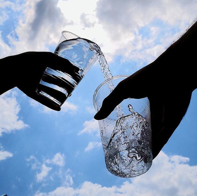 via instagram.com/p/BlAnkwdgG5J/: Das Ahoi! The Full Hit Of Summer Festival ist aus vielen Gründen einzigartig! Einer davon ist der Umstand, dass Festivalgäste Zugang zu kostenlosem Trinkwasser haben. Erfrischend - so wie auch das sagenhafte Line-up in diesem Jahr.
Foto: @content…