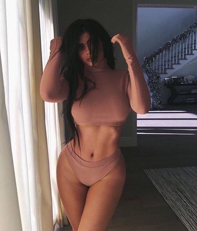 Her curves 🤪 <a href="/KylieJenner/">Kylie Jenner</a>