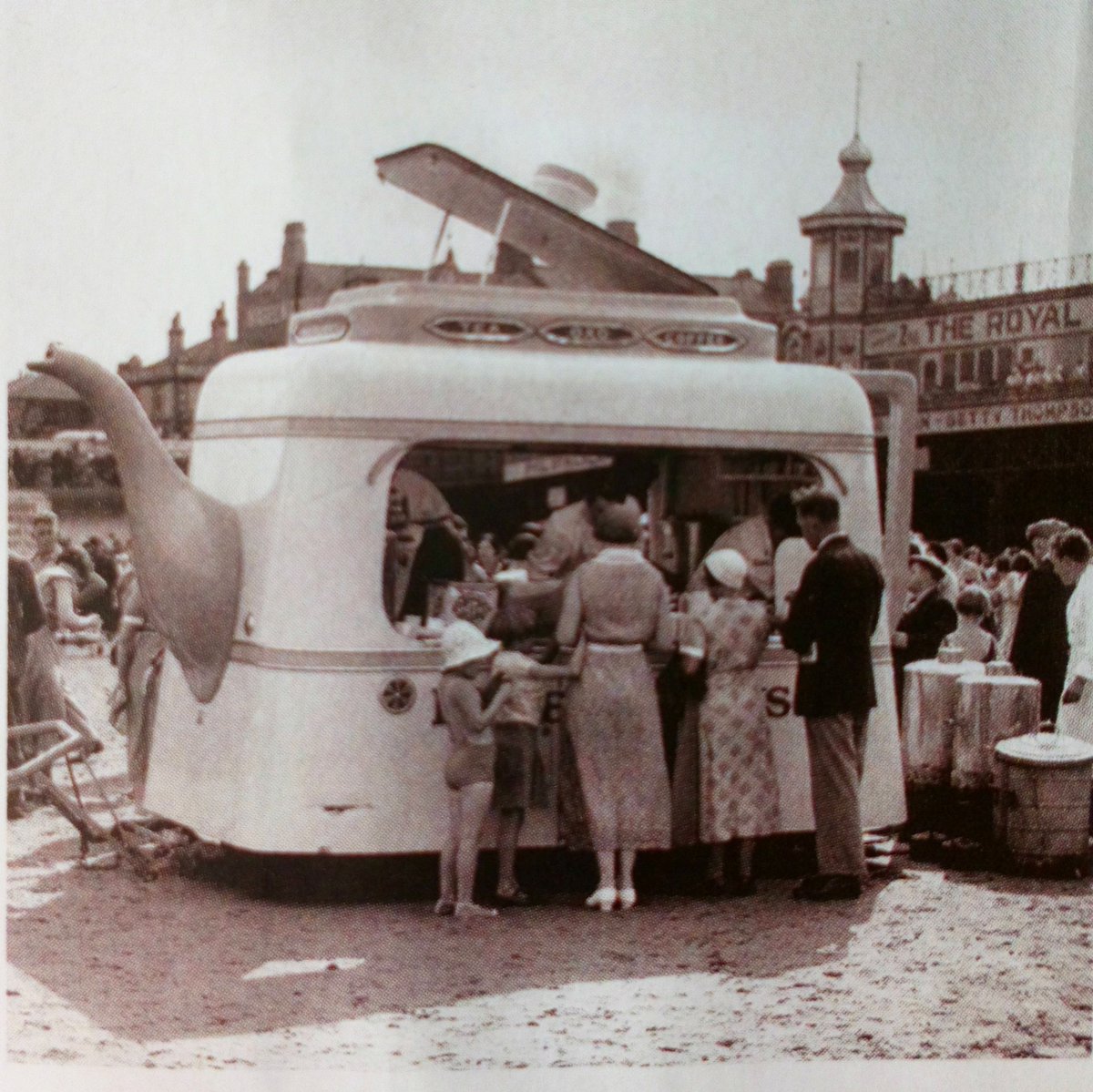 SeasideFerry's tweet image. Things to bring back from the #1930s:
Teapot-shaped refreshment stalls on the beach. Seen here at #Blackpool 1934, one of the illustrations in my article for August @BBCHistoryMag