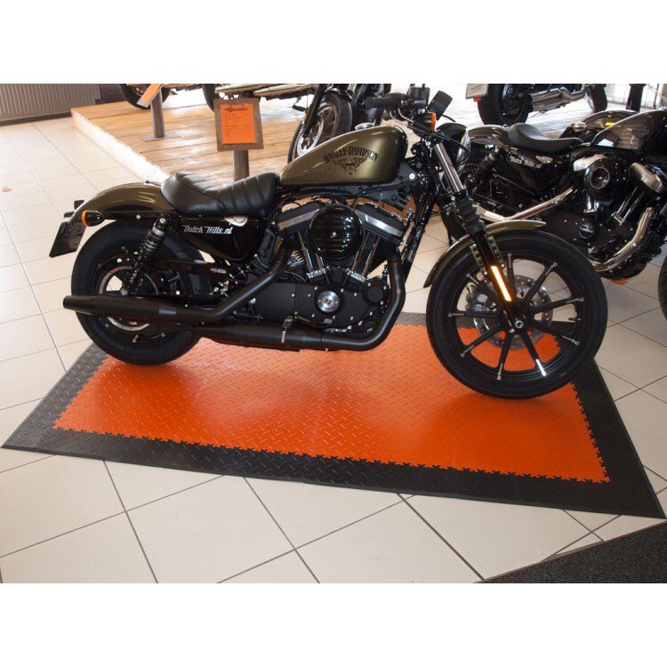 Rubberdeal's tweet photo. Pvc garage vloer tegels stand showroom plateau Harley kleur https://t.co/gcuc4uMUs3 https://t.co/jx2PbwLQ3P
