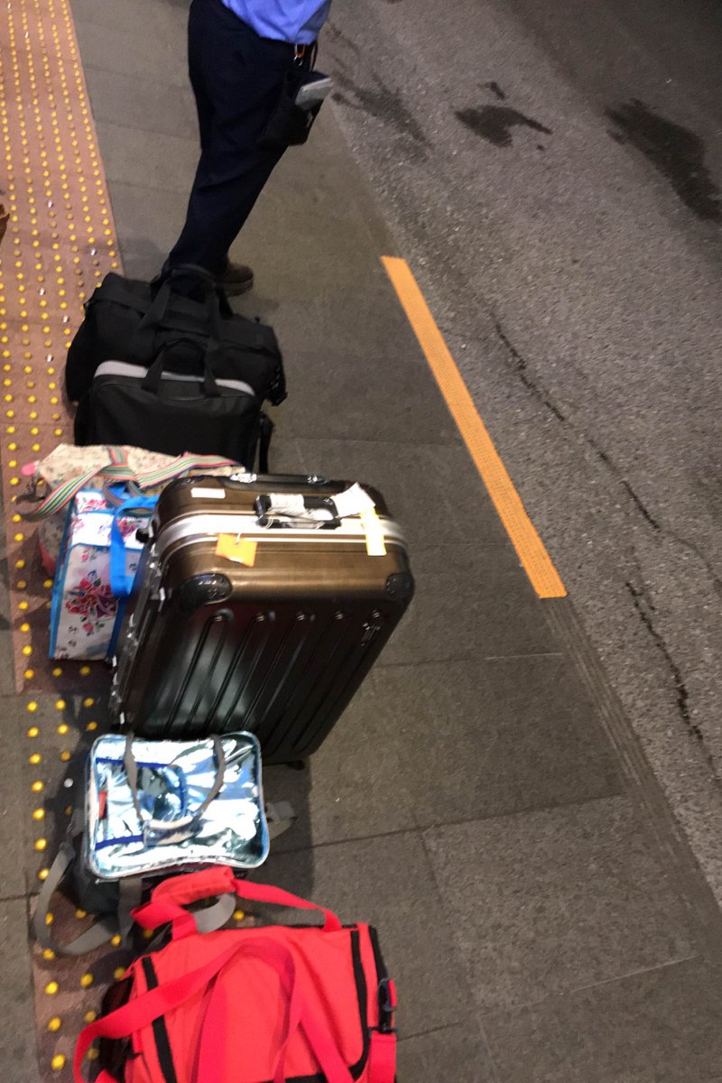 いしかわじゅん على تويتر 羽田から吉祥寺行きのリムジンバスが出ていて 凄く便利 いつも京急バスを使うんだけど 客を点字ブロックに沿って並ばせる そこに人が並んでいたら 目の悪い人は通れない おまけに 係員が点字ブロックの上に荷物を置くので まったく いしかわじゅん على تويتر 羽田から吉祥寺行きのリムジンバスが出ていて 凄く便利 いつも京急バスを使うんだけど 客を点字ブロックに沿って並ばせる そこに人が並んでいたら 目の悪い人は通れない おまけに 係員が点字ブロックの上に荷物を置くので まったく