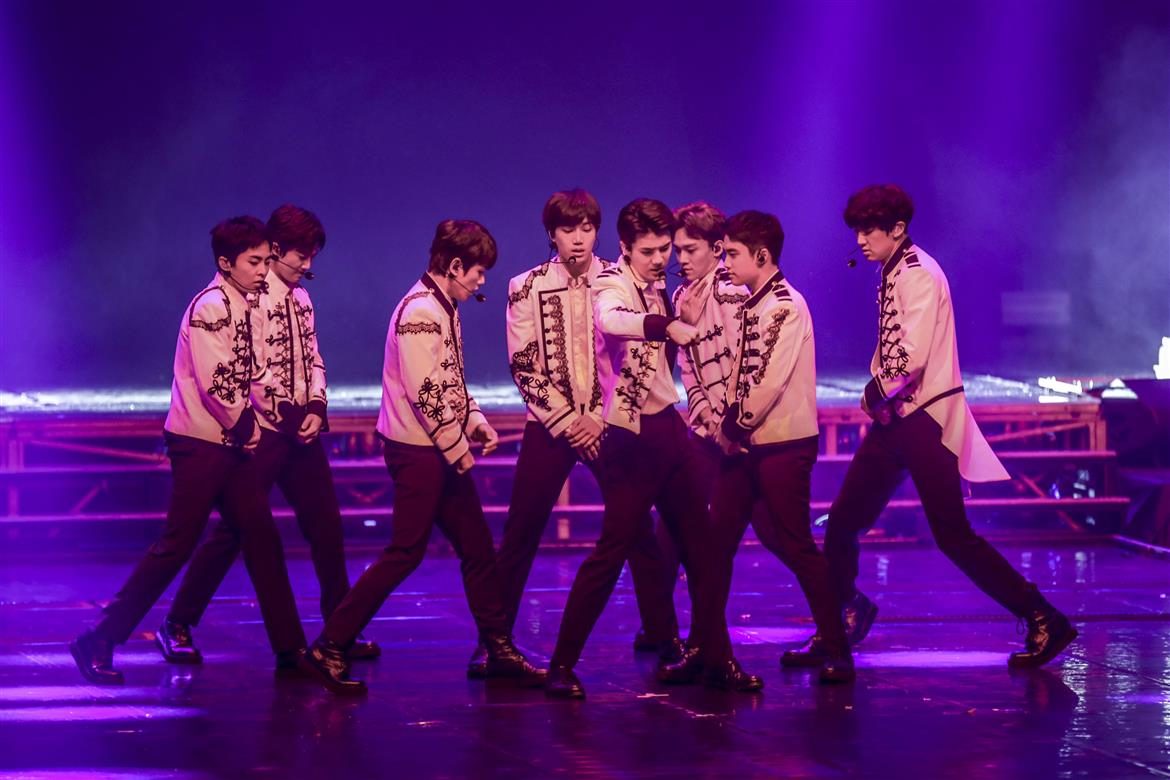 EXOGlobal's tweet photo. [ARTICLE] 180709 <EXO thrills fans with 30 songs at KL concert>
https://t.co/qsc3PfpG0i

#EXO
#weareoneEXO
#EXOPLANET 
#TheElyXiOn_Dot
#EXO_ComingSoon 
@weareoneEXO https://t.co/mynaPikiUy