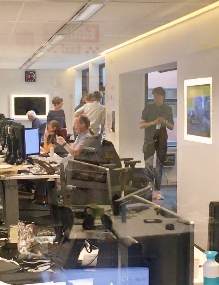 AnneMeer's tweet image. Collega’s kijken uit het raam. Verbaasd, juichend, verlost. Het regent, mensen.