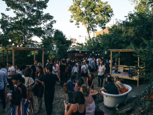 frankreichde's tweet photo. Jeden Sommer werden in #Paris neue Bars an ungewöhnlichen Orten eröffnet: auf einem Bahnhofdach, in der Seine oder in einem Garten in Montmarte. Hippe Pariser Sommerterrassen 2018 >> https://t.co/RKgEl6Zfqr 

#FeelFrance #FeelParis #Sommer https://t.co/lvGNDc41Xv