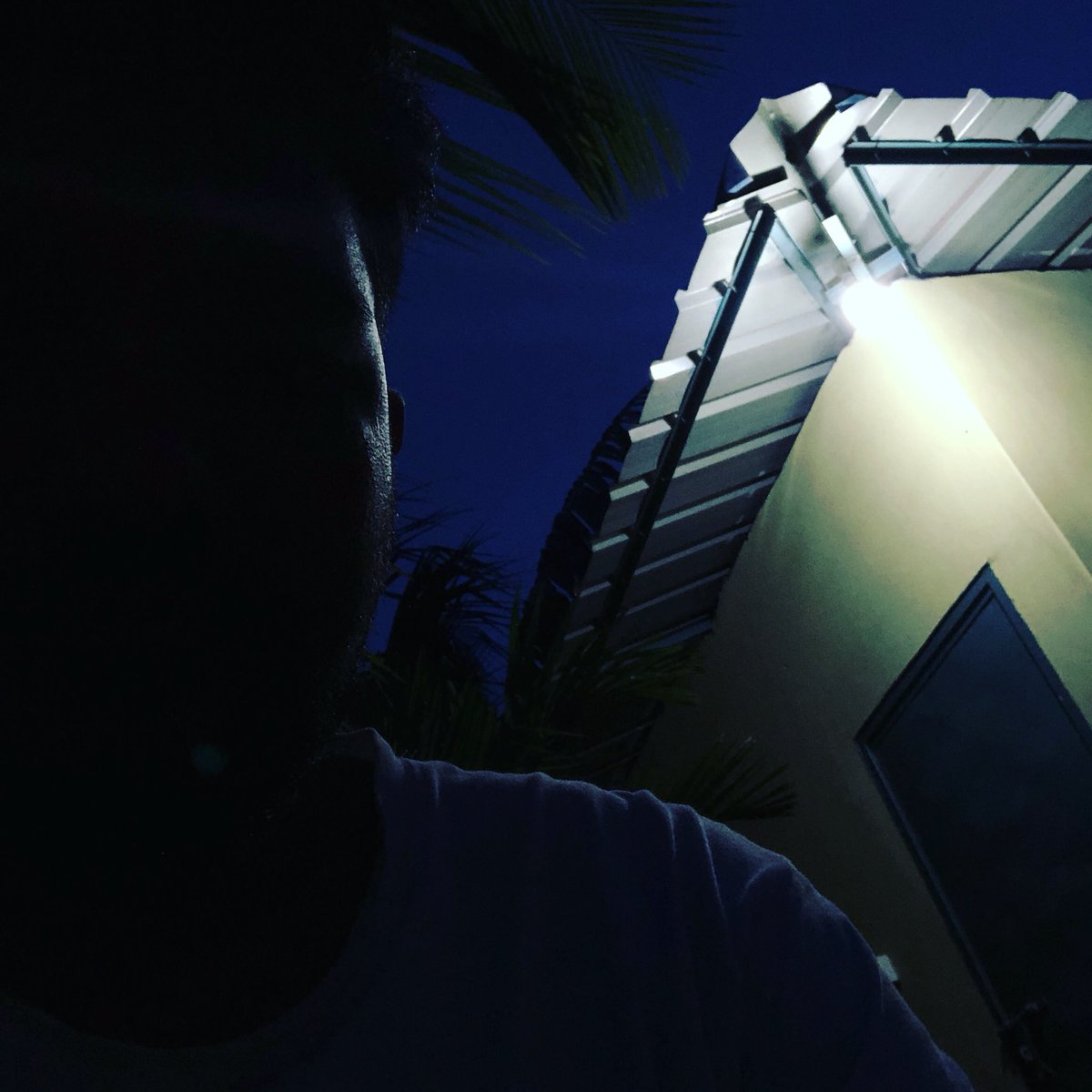 jonayed_'s tweet image. Try to hide...