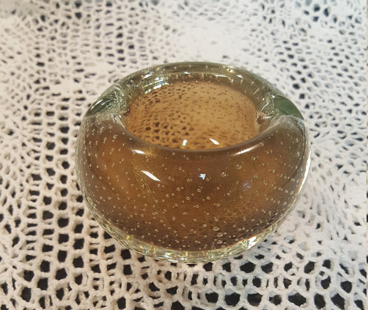 Lyn_Bluefish901's tweet image. GOLD Ashtray, Round Clear &amp;amp; Gold, controlled concentric circles, Large Ash Tray, Possibly Murano, Vintage Home Bedroom Decor, TV Movie Prop etsy.me/2vU24Tj #Etsy #AmazingFunVintage #OfficeDeskDecor