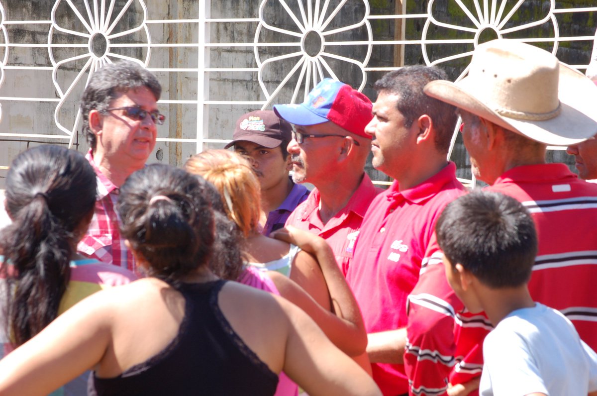 GOB_MiguelR's tweet photo. Seguimos atendiendo a nuestro Pueblo en medio de la adversidad. Visitando casa a casa, sector por sector. #GobiernoDeTodos https://t.co/pSIh1Cnh3z