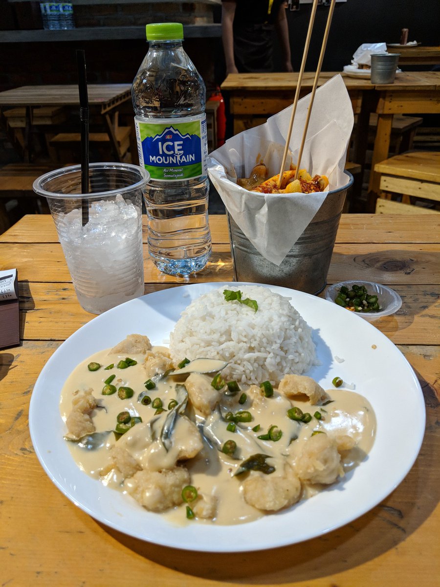 NaufalAntezem's tweet photo. Berapa korang sanggup spend untuk sepinggan Butter Chicken yg sedap ? Aku spend RM 10.50 je sepinggan. Sedap ke ? Kau gila tak sedap. Tuah Cafe, Seksyen 7 Bangi. Datanglah cuba sekali. Kita tak tahu umur panjang ke tidak. Cakap je hehe

📷 Google Pixel 2 XL https://t.co/NZTSdUM6RI