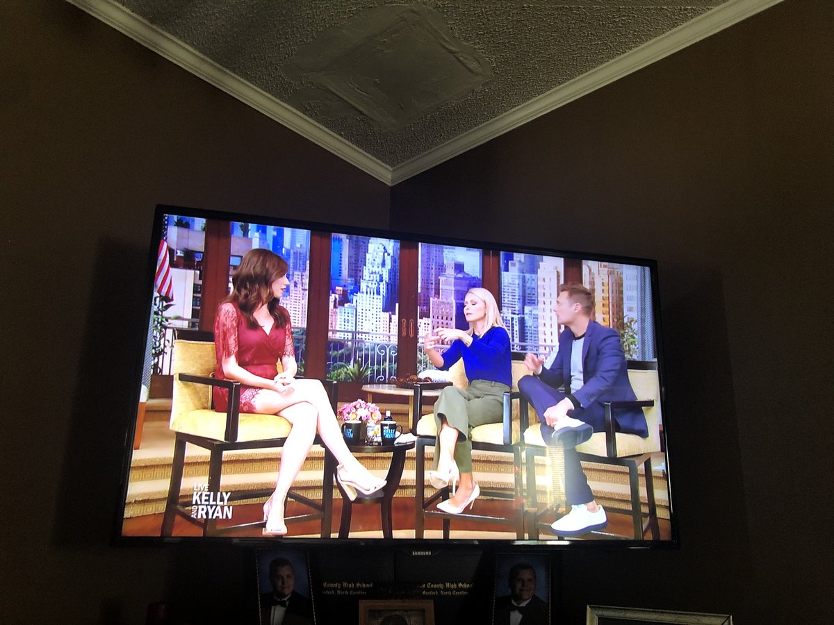 Its_CameronFree's tweet photo. OMG!!!!!! I am watching you on Kelly and Ryan!!!!!!! @ColleenB123 https://t.co/0Q86p4R0iY