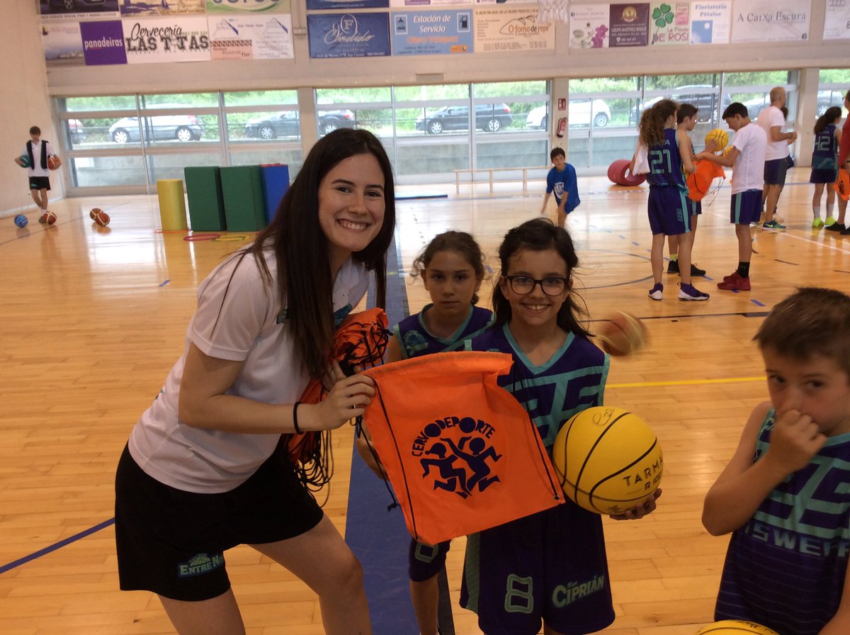 Campus_EntreNos's tweet photo. Y al final nuestros jugadores/as repartieron merecidos regalos 🎁 para tod@s!!

#campusbasketentrenos https://t.co/52CxYgLHj0
