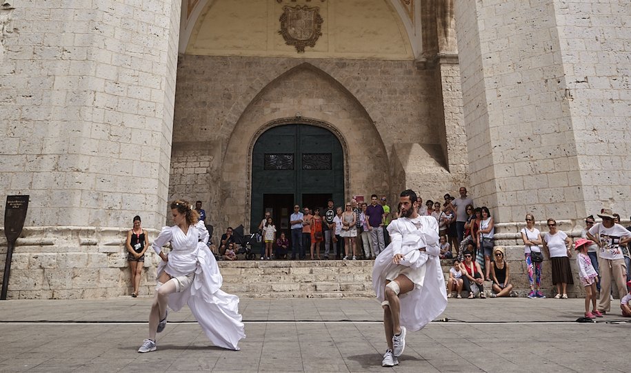 nuvol_com's tweet photo. ATENCIÓ: avui a les 22h, la companyia de dansa @losmonekos durà l’espectacle ‘We-Ding’ al patí interior del Centre Cívic Sagrada Família. Dues núvies es troben, cara a cara, vestides de blanc i a la mateixa església. És una de les propostes del Festival #Tangent. https://t.co/8LbKoSSWwd