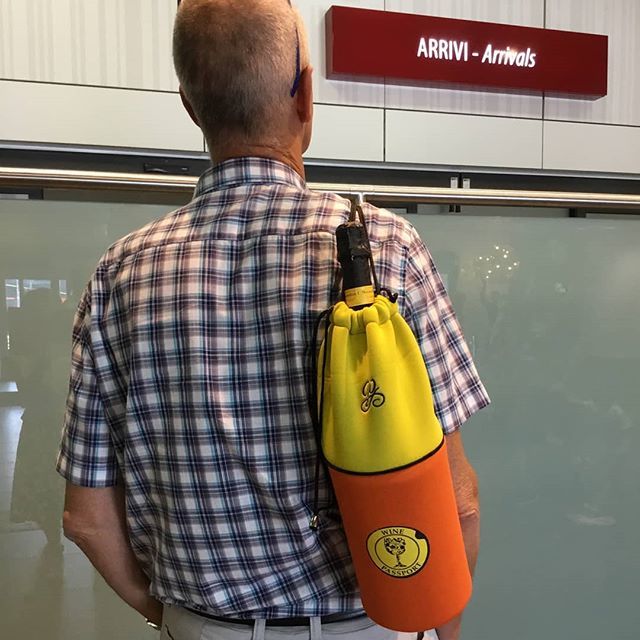 WineloverInfo's tweet photo. Celebrate an arrival with your favorite wine stored in our Winelover bag 💛🍾🥂♥️
.
.
.
#winecoolerlover #winelover #winegirl  #wineman #wine #winelife #winetime #vino #portabottiglievino #portabottiglie #accessorivino #wineaccessories #carrywine #l… https://t.co/imk64mKcpk https://t.co/4UxGX1czjv